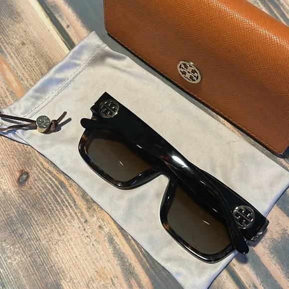 ☀️Tory Burch Sunnies•Tortoise Frames•Gold Tory Burch Logo☀️ - Picture 7 of 11